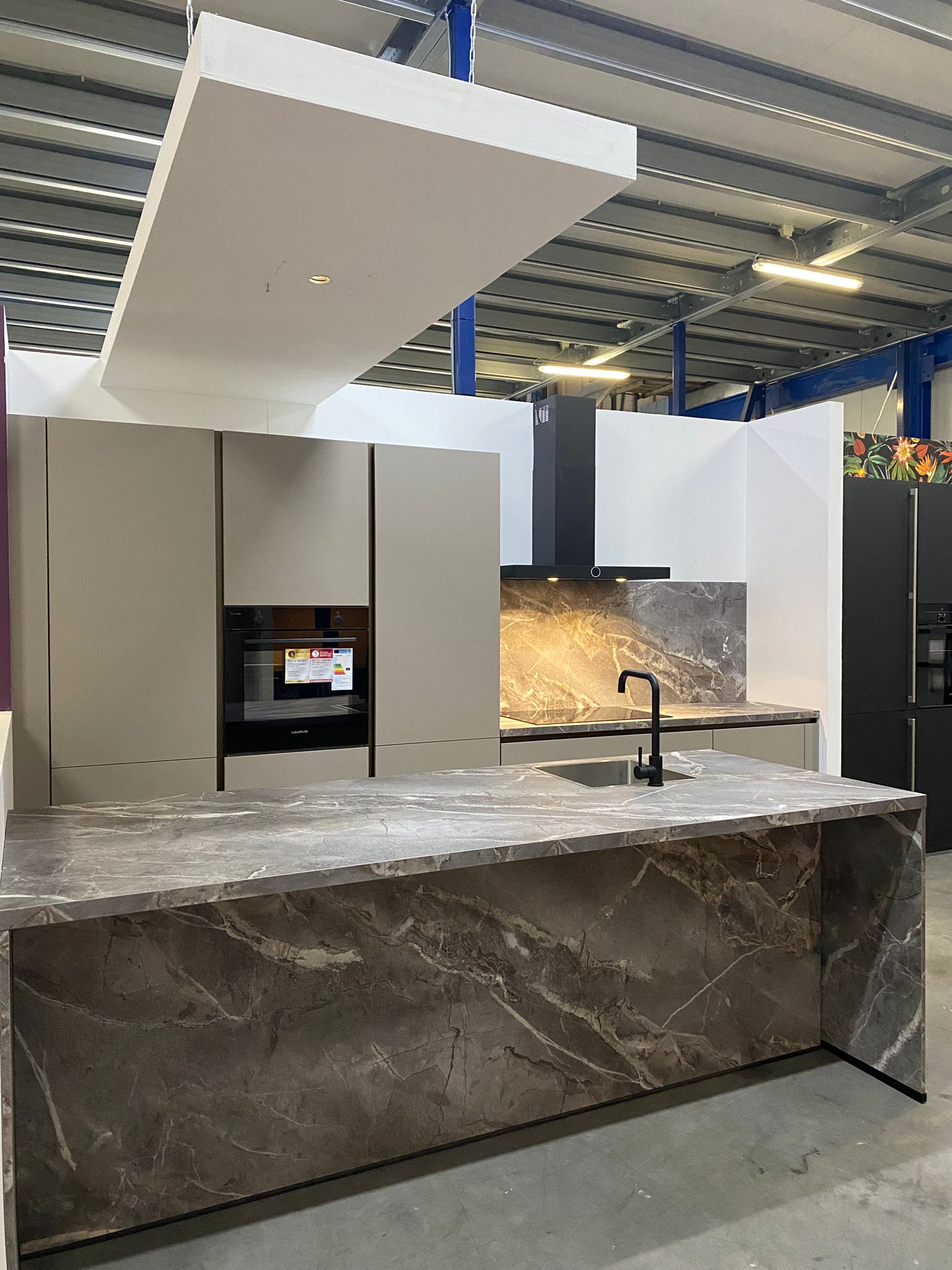 KOMPLETT NEU NOBILIA Küche mit Insel(Grifflos Line N) Alle Geräte