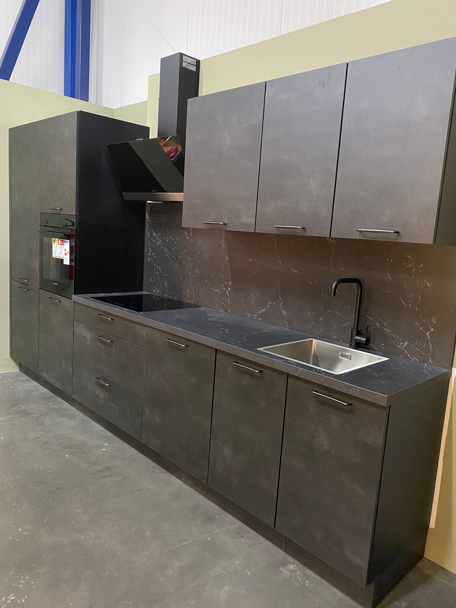 KOMPLETT NEU NOBILIA Küche ( Schwarzbeton ) mit Alle Geräten