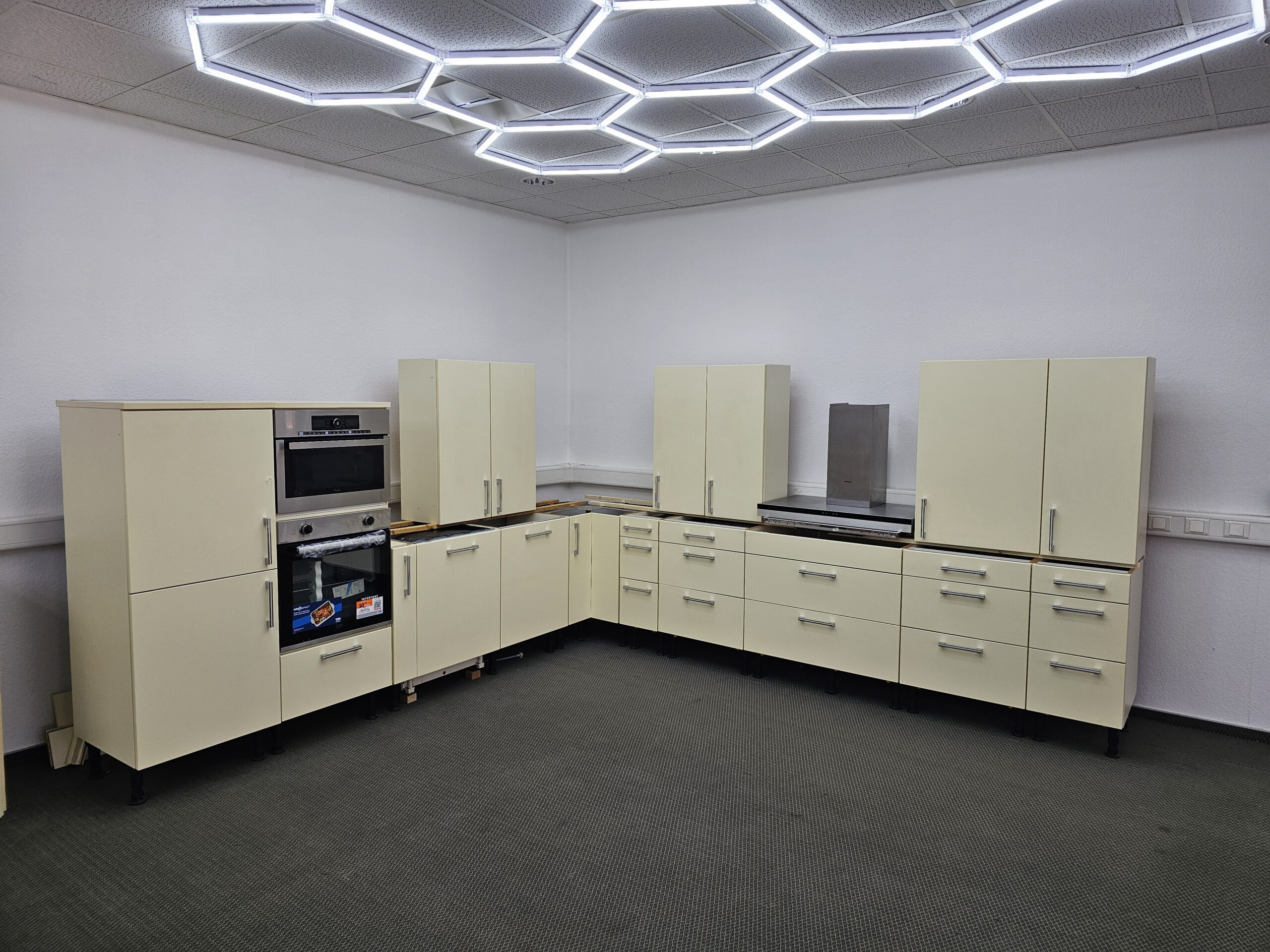 Moderne Küche mit alle E-Geräten(Backofen Neu)LIEFERUNG GRATIS