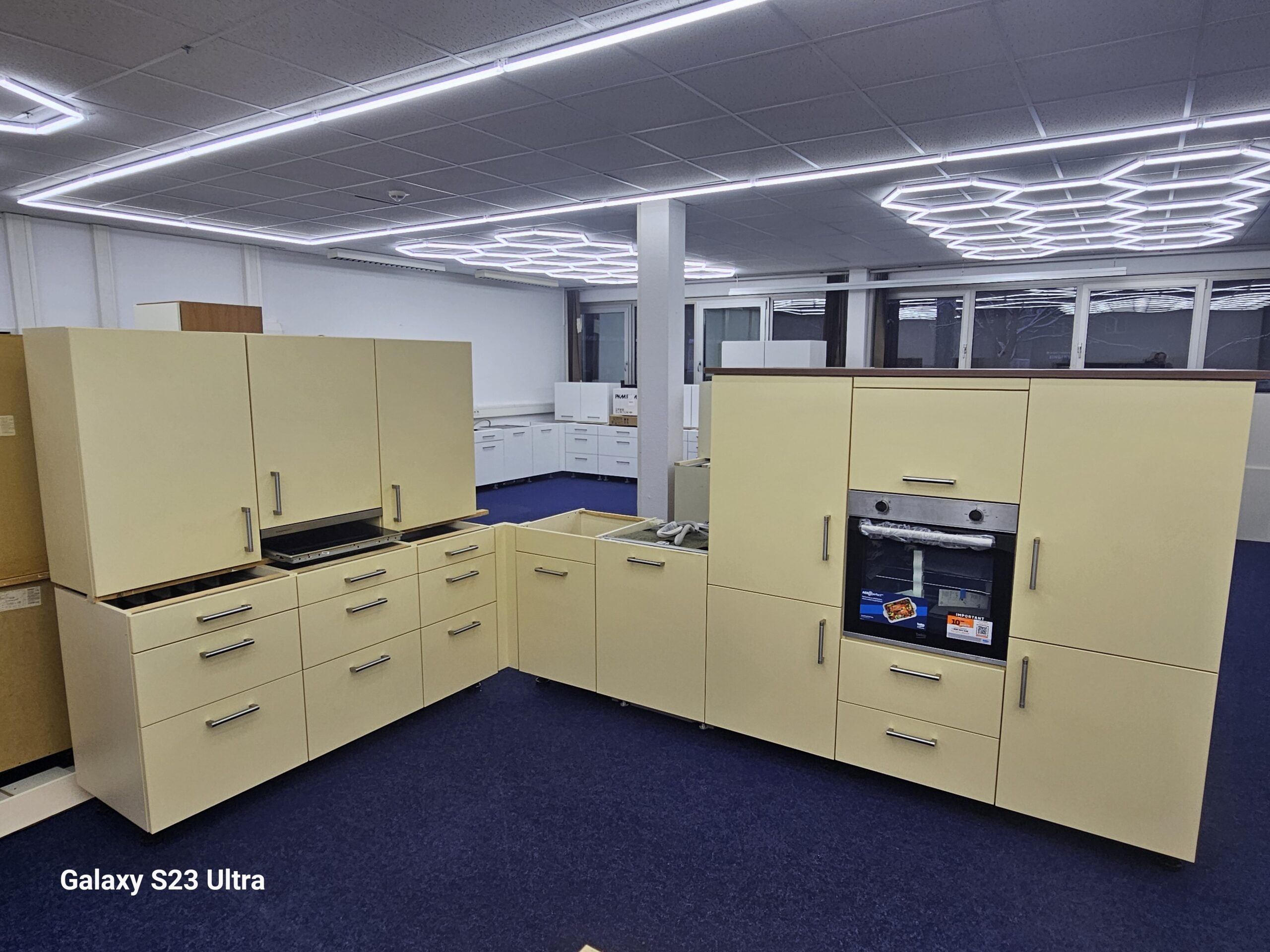 MODERNE KÜCHE mit NEFF e-Geräte (Backofen NEU )komplet softclose Lieferung GRATIS