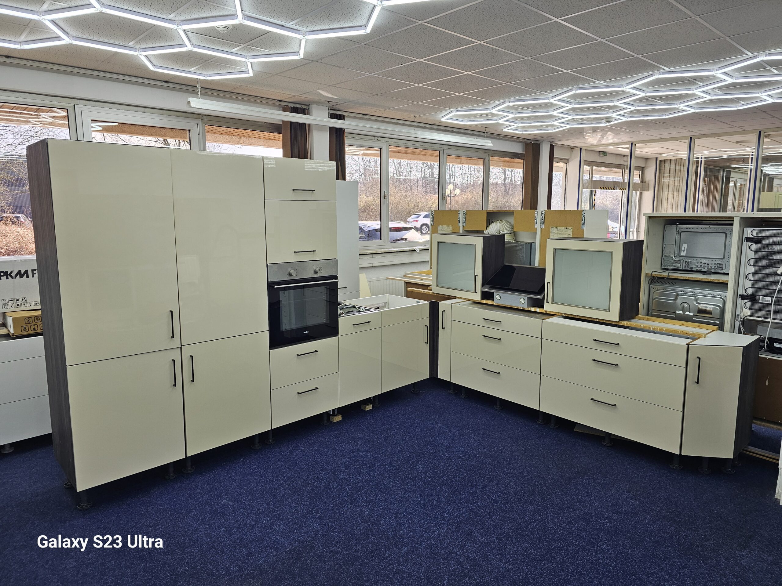 Moderne Hochglanz Küche mit E-Geräten (Softclose) Lieferung Gratis