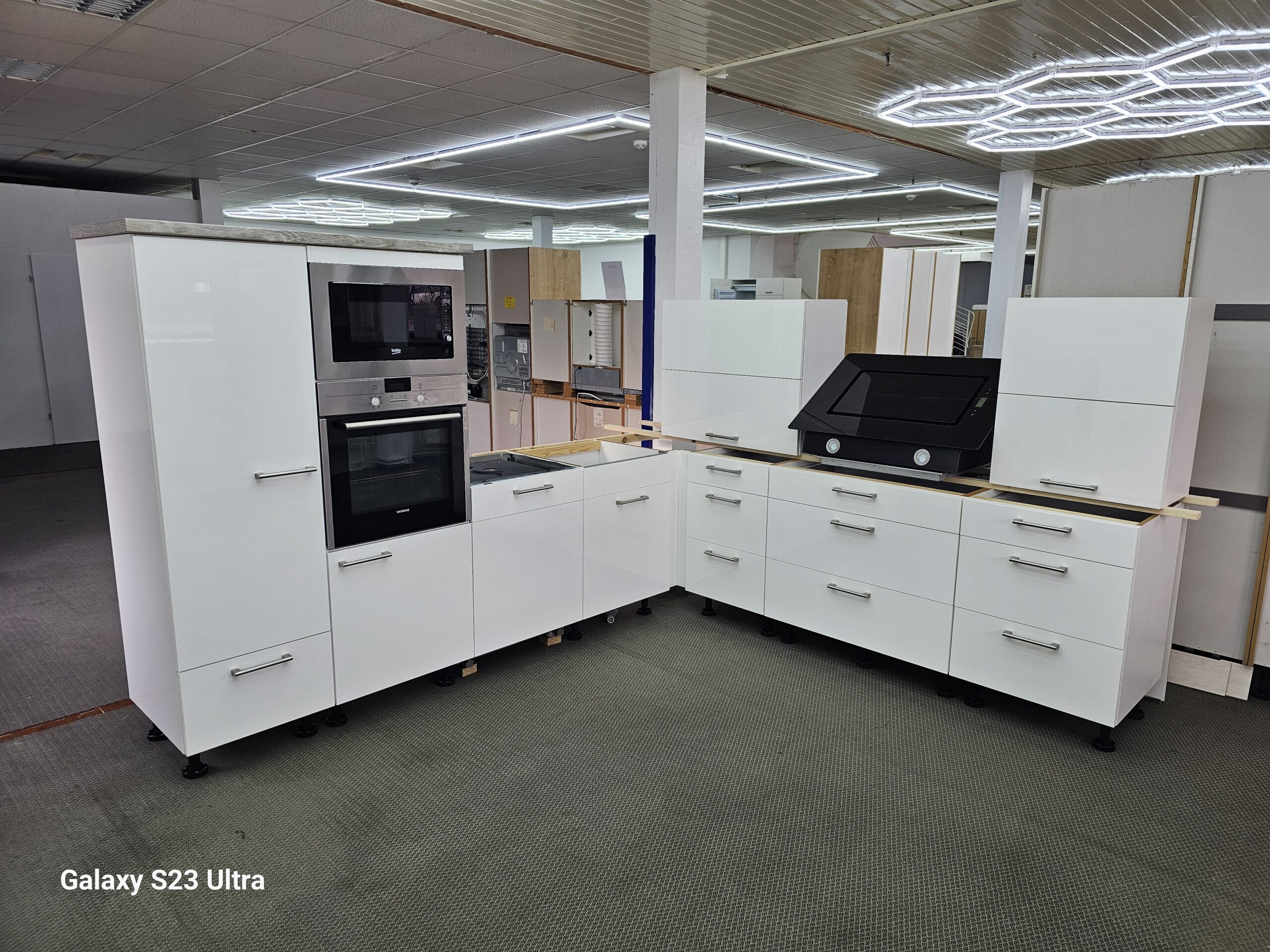 Moderne Hochglanz Küche mit E-Geräten (Softclose) Lieferung Gratis