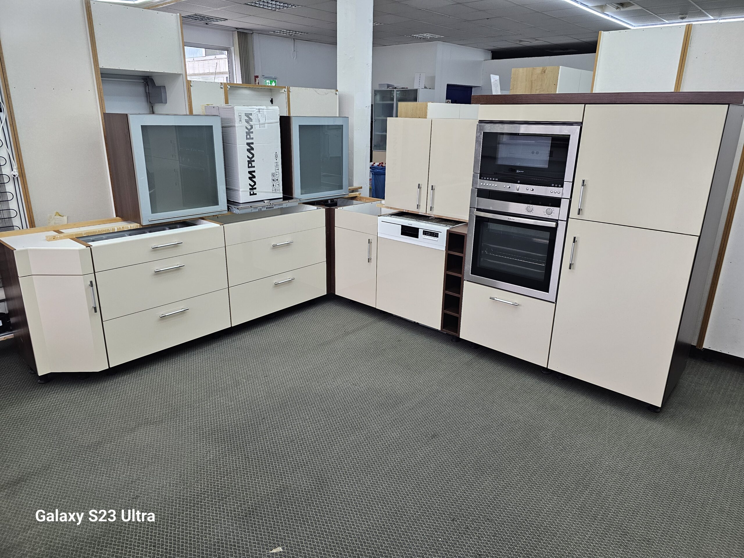 NOBILIA CAPUCCINO Küche Hochglanz mit NEFF E-Geräten (Softclose) Lieferung Gratis